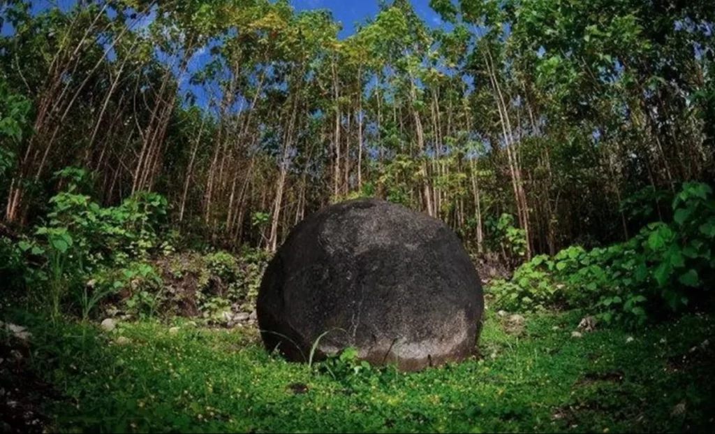 Exploring the secrets of a 370,000-year-old devil's tomb (video)