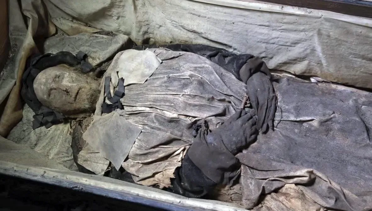 Revealing the mystery: The mystery of the bishop's mummy buried with the fetus is suspected to be due to the fact that this person was pregnant with the child and was punished to be buried alive since the 17th century