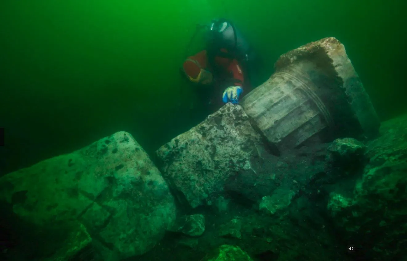 Breaking News: Discovery of Egypt’s “Atlantis”: Temple ruins and a ship full of treasures unearthed after 2,200 years.