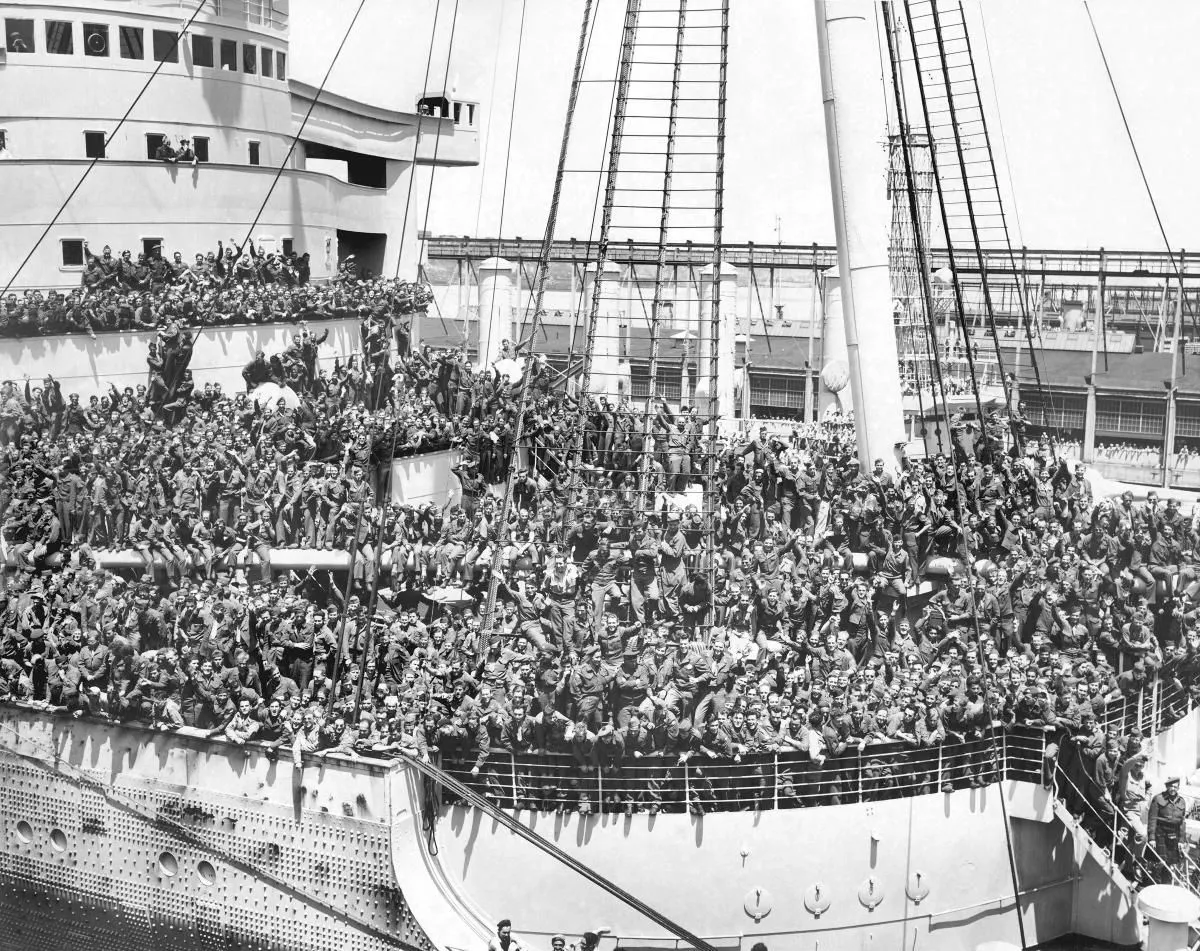 Soldiers return home at the end of World War II. The RMS Queen Elizabeth was not overcrowded, the soldiers simply ran onto the deck when they arrived in New York.